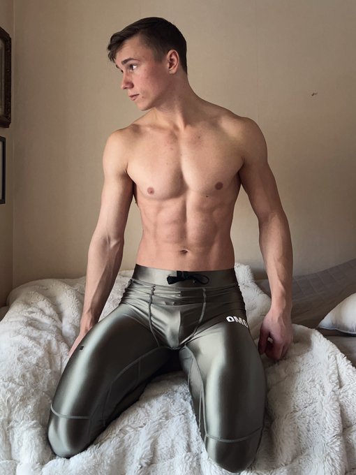 1 pic. New tights?? https://t.co/vuib3SzBcz