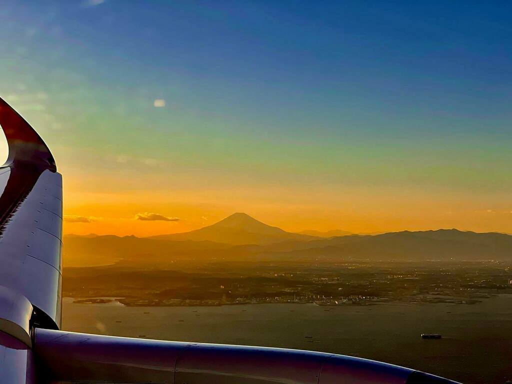 マジックアワーの富士山とA350-900の翼。 大自然の雄大さと研ぎ澄まされた最新鋭の翼のコラボが美しすぎる♬ 感動的な景色をありがとう^ ^