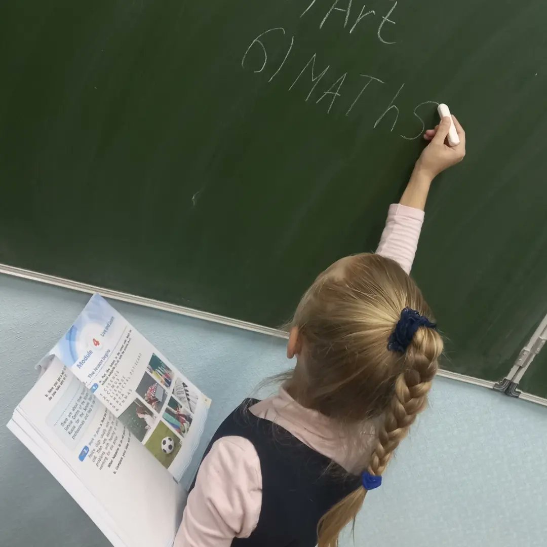 Учитель английского языка Елистратова Е.В. активно внедряет в учебный процесс методический комплекс "Samara Files". В 4а классе прошёл урок по теме "Моя семья"