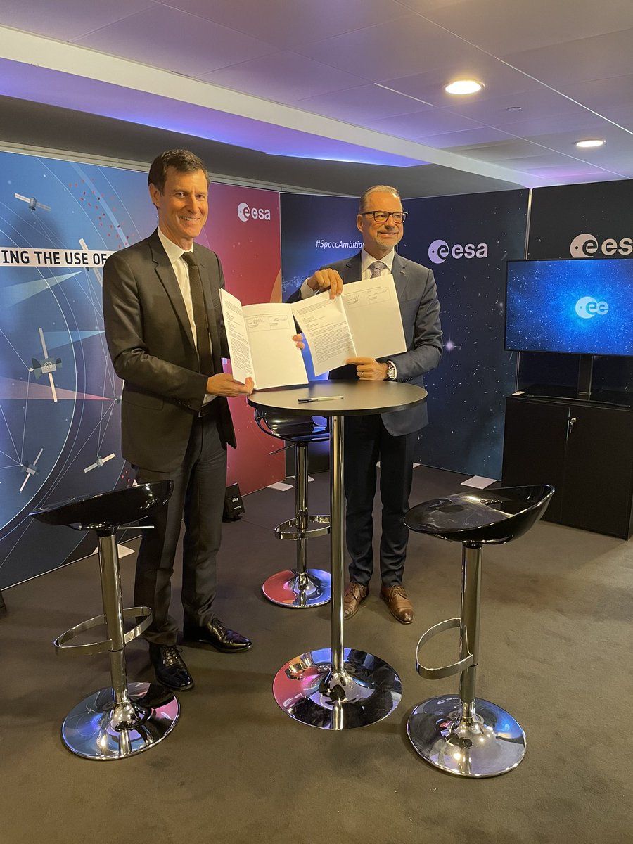 ESASpaceEconomy's tweet image. Historical signature of the ESA-EIF partnership agreement today in Brussels to facilitate access to venture capitals for European space startup.