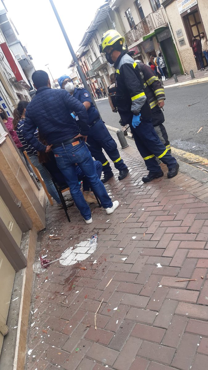 AustroInformac1's tweet photo. 🔴 #Azogues ➡️ El @ECU911Austro informa que esta mañana se registró la deflagración de un tanque de gas en las calles Simón Bolívar y 3 De Noviembre. #Azogues, Cañar. 

Bomberos Azogues reporta que existen cuatro personas afectadas. 

Noticia en desarrollo..... https://t.co/yPAgNFo8rt