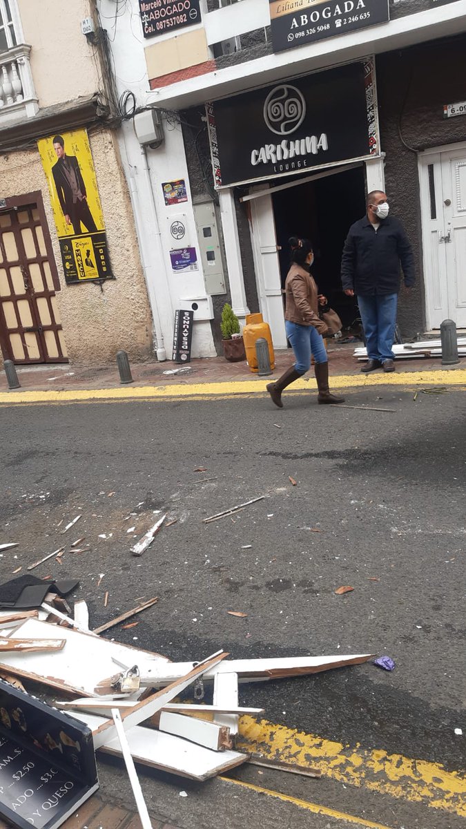 AustroInformac1's tweet photo. 🔴 #Azogues ➡️ El @ECU911Austro informa que esta mañana se registró la deflagración de un tanque de gas en las calles Simón Bolívar y 3 De Noviembre. #Azogues, Cañar. 

Bomberos Azogues reporta que existen cuatro personas afectadas. 

Noticia en desarrollo..... https://t.co/yPAgNFo8rt