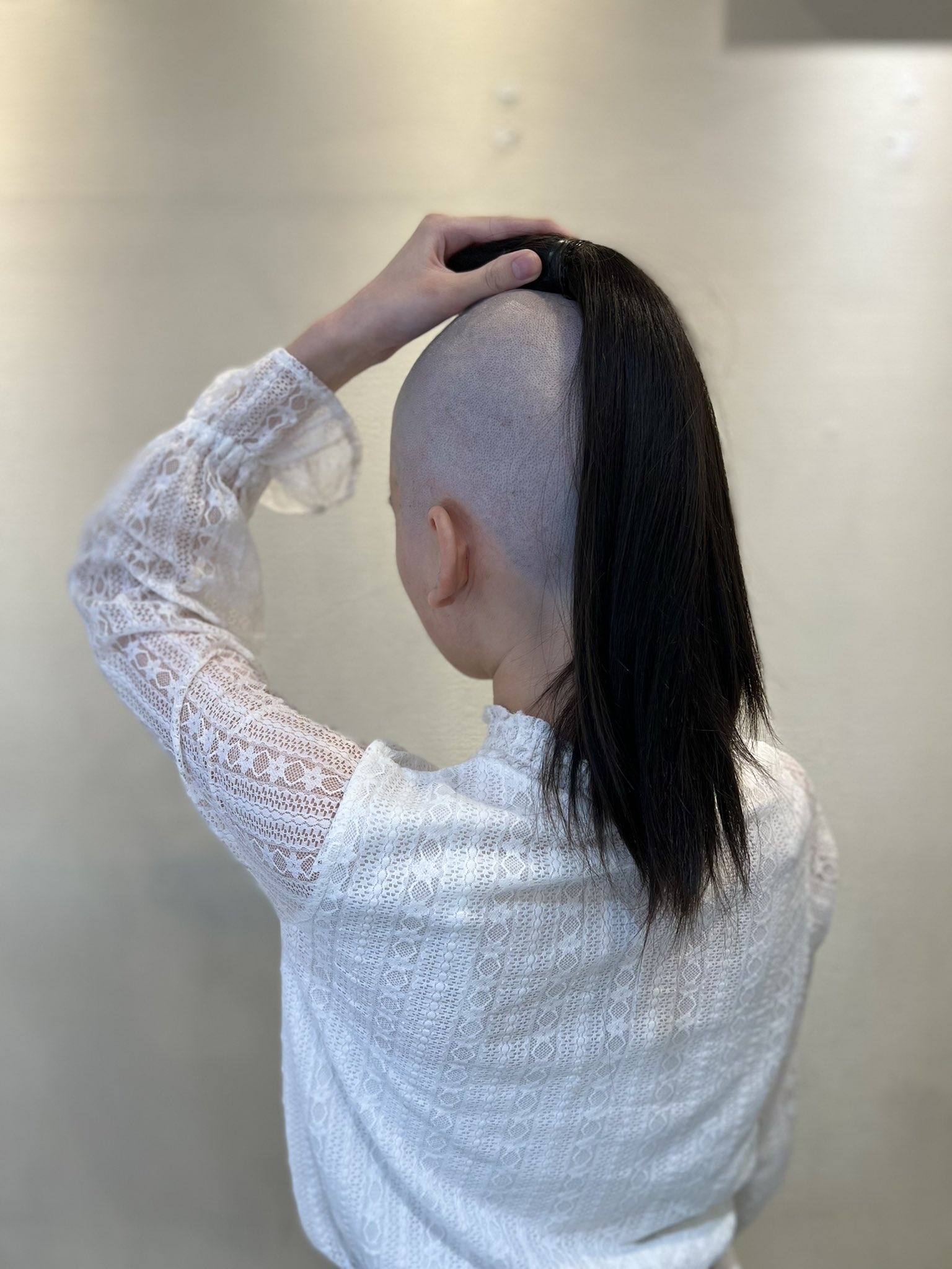 ばしし 撮影カットモデル様募集中 都内 カット代無料 モデル代お支払い ヘアドネーション対応 黒髪ロングからツルツル スキンヘッド Tiktok 公開中 T Co Lh87ly58w6 剃髪女子 女坊主 スキンヘッド 剃髪式 刈り上げ女子 バッサリ