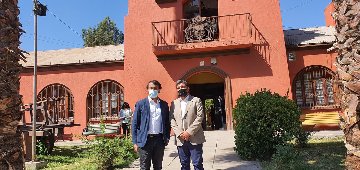 Muni_SanEsteban's tweet photo. Alcaldes @cortevill y @JorgeSharp de @MunicipioValpo suscriben convenio de colaboración en distintas materias, tales como turismo, salud, cultura y personas mayores, para mejorar la calidad de vida de los vecinos. 

#SanEstebanMásCerca❤ https://t.co/mdOcfkAuyd