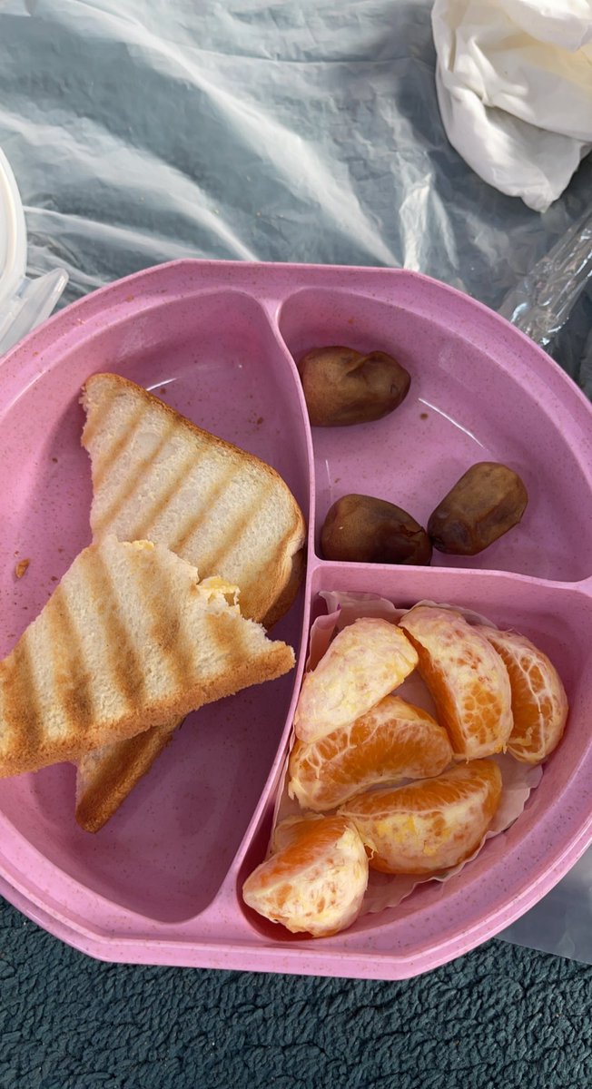 الحزم مع الأهالي في توفير وجبة صحية مطلوب مني كمعلمة حريصة على صحة أطفالي وحريصة على غرس العادات الغذائية السليمة  عندهم .
اتمنى أن يكون هناك تكامل واتفاق بين البيت والروضة .
وأن يكون الغذاء الصحي أسلوب حياة ينشأ عليه الطفل.
فخورة جداً لوجبات أطفالي اليوم ❤️
دليل وعي .