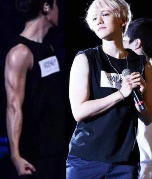 Chanyeol and Baekhyun in the photo have cute Difference  that can make me cry