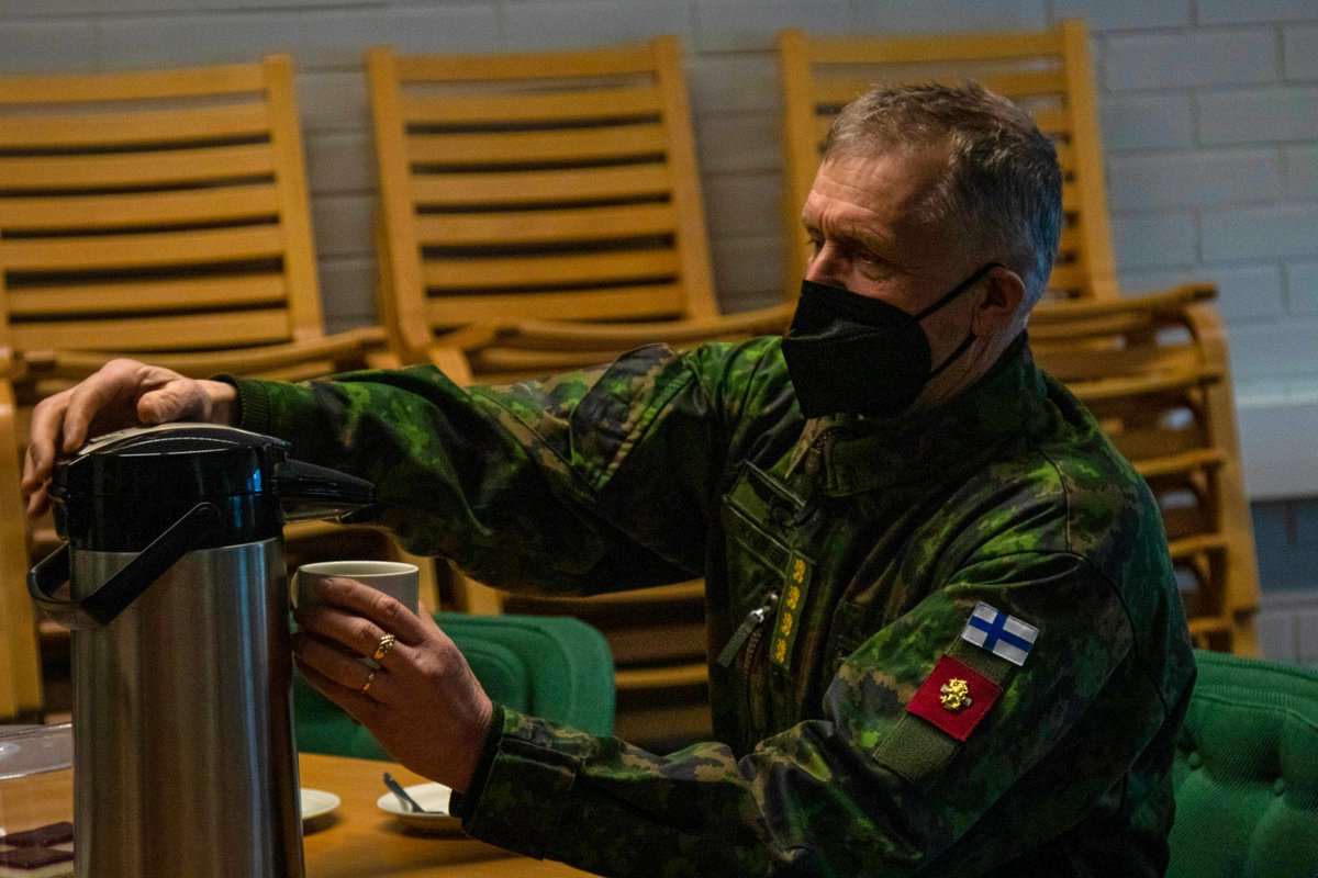 PorinPR's tweet photo. Puolustusvoimain komentaja kenraali Timo Kivinen tarkasti tänään Porin prikaatin. Vierailun keskiössä oli kriisinhallintajoukkojen henkilöstön koulutuksen tarkastaminen sekä Varusmiestoimikunnan edustajien tapaaminen.
#porpr #maavoimat #KRIHAK #KRIHA #VMTK #varusmieskoulutus https://t.co/m0wsEjz7RY