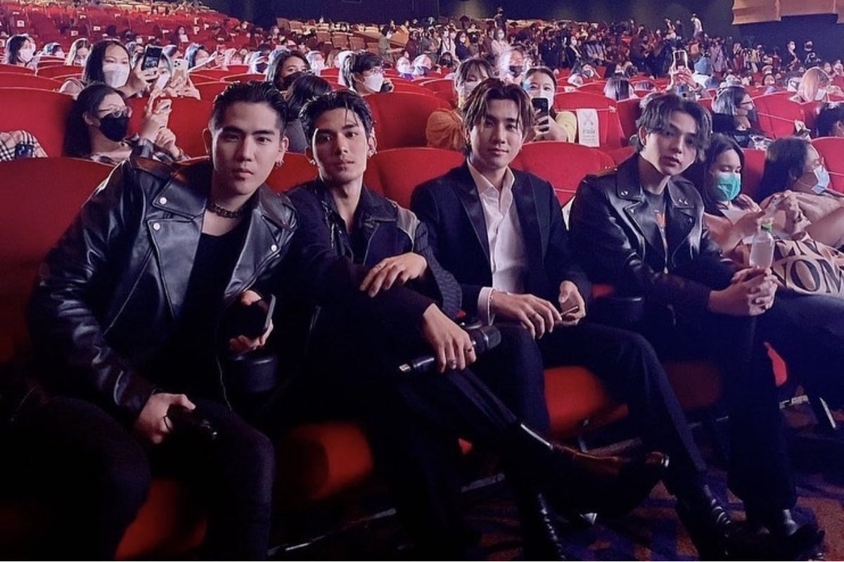 เพื่อเป็นการฉลองภาพยนตร์เรื่อง”บอกโลกให้รู้ว่ากูรักมึง” ได้ฤกษ์เข้าฉายในโรงภาพยนตร์ แฟนคลับจีนของ PerthSaint สร้างปรากฏการณ์รวมตัวกันเหมาโรงภาพยนตร์รอบฉาย 15:00 ของวันที่ 27 มกราคม 2565 และวันที่ 2 กุมภาพันธ์ 2565
#TellTheWorldILoveYou
#PerthTanapon 
#PerthSaintSation 
#KDPPE
