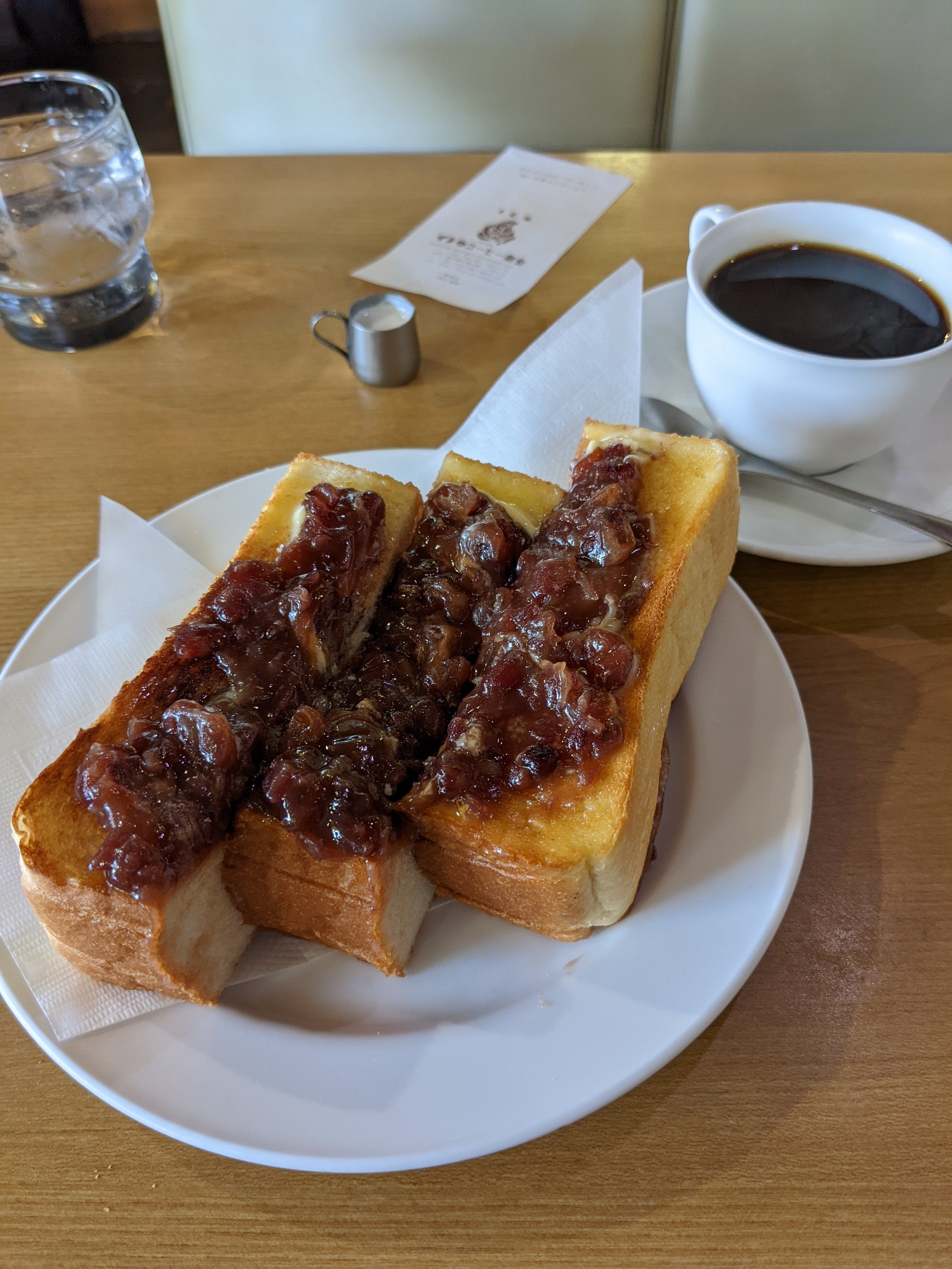 かずねえ インチキおじさん コーヒーに欠かせないものといえばスイーツ 名古屋 の喫茶店ではオジさんウケする甘い一品が根強い人気を誇っています 喫茶店好きの名古屋人が愛し続けてきた元祖 喫茶スイーツと言えば 小倉トーストです 苦みばしった