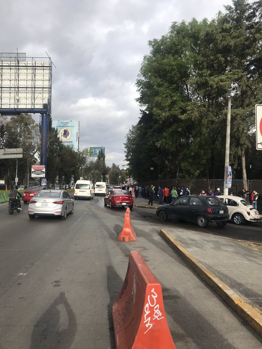 MauricioChvez1's tweet photo. Si hoy se van a vacunar(50 a 59), les sugiero irse hasta la entrada al Naucalli por el periférico. La fila ya rodea todo el Parque. #Naucalpan #estrategiadevacunacion @CdSatelite @angiemoyam https://t.co/q1JC3T1iuq