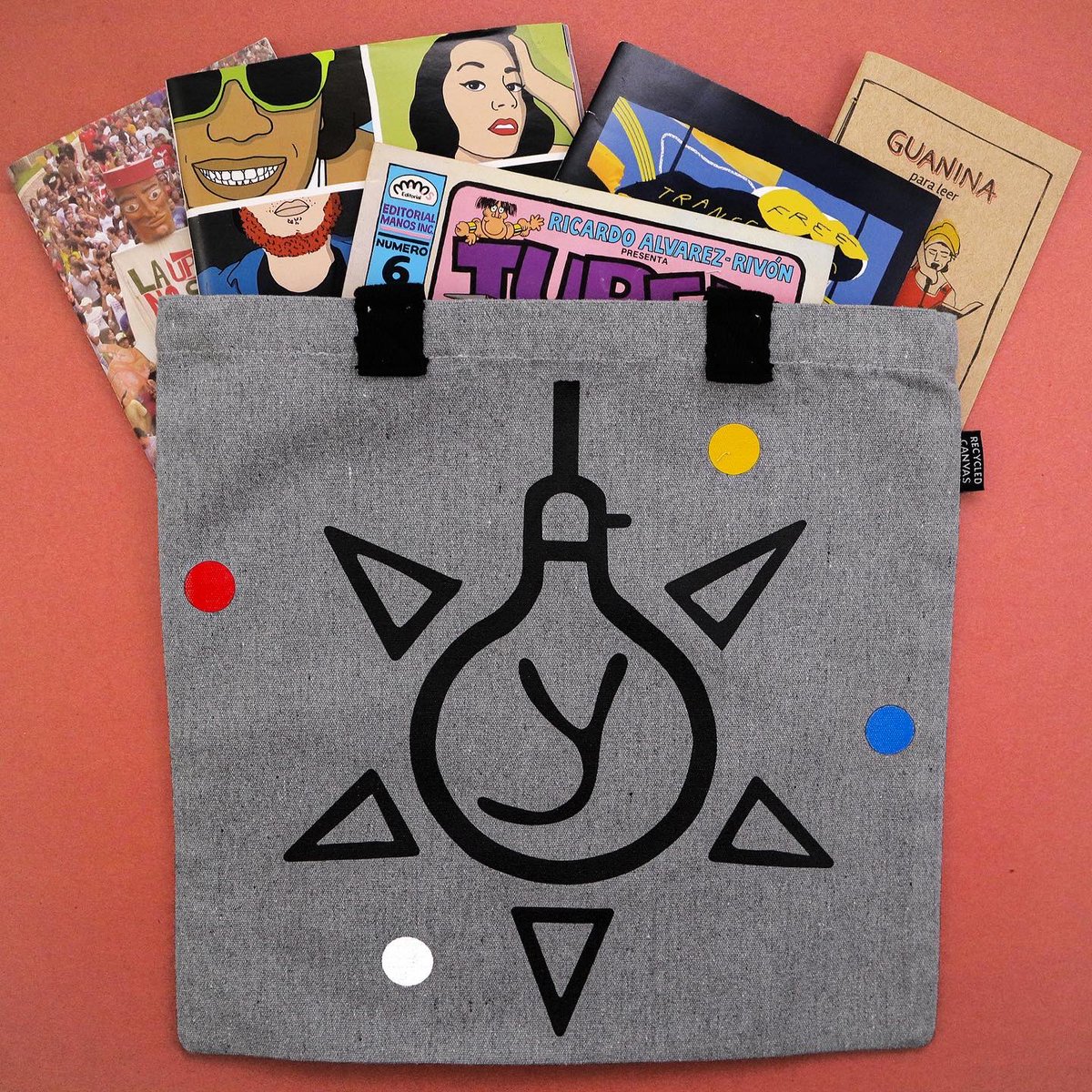 ynohabialuz's tweet photo. En celebración de nuestro 17mo Aniversario, presentamos este nuevo Tote Bag confeccionado con canvas reciclado.Excelente para llevar tu colección de comics y literatura boricua. Consíguelo en nuestra tienda en línea.
🔌📚♻️💡🇵🇷 #ynohabialuz #papelmachete  #poncili #omarbanuchi https://t.co/sNK8gpUDcO