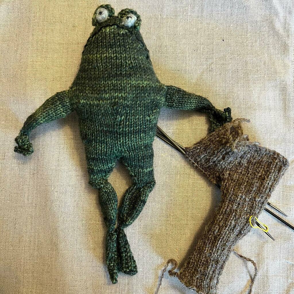 KnittingDaddy's tweet photo. Pants are overrated, even Frog knows that. But he’s getting some anyway. 

This is the Frog and Toad pattern by @frogandcast Kristina Ingrid McGowan.⁠
⁠
#knitting #KnittersOfInstagram #KnittingDaddy #UnravelingPodcast #FrogAndToad https://t.co/fF74flbDtf https://t.co/EPWpyYqPsE