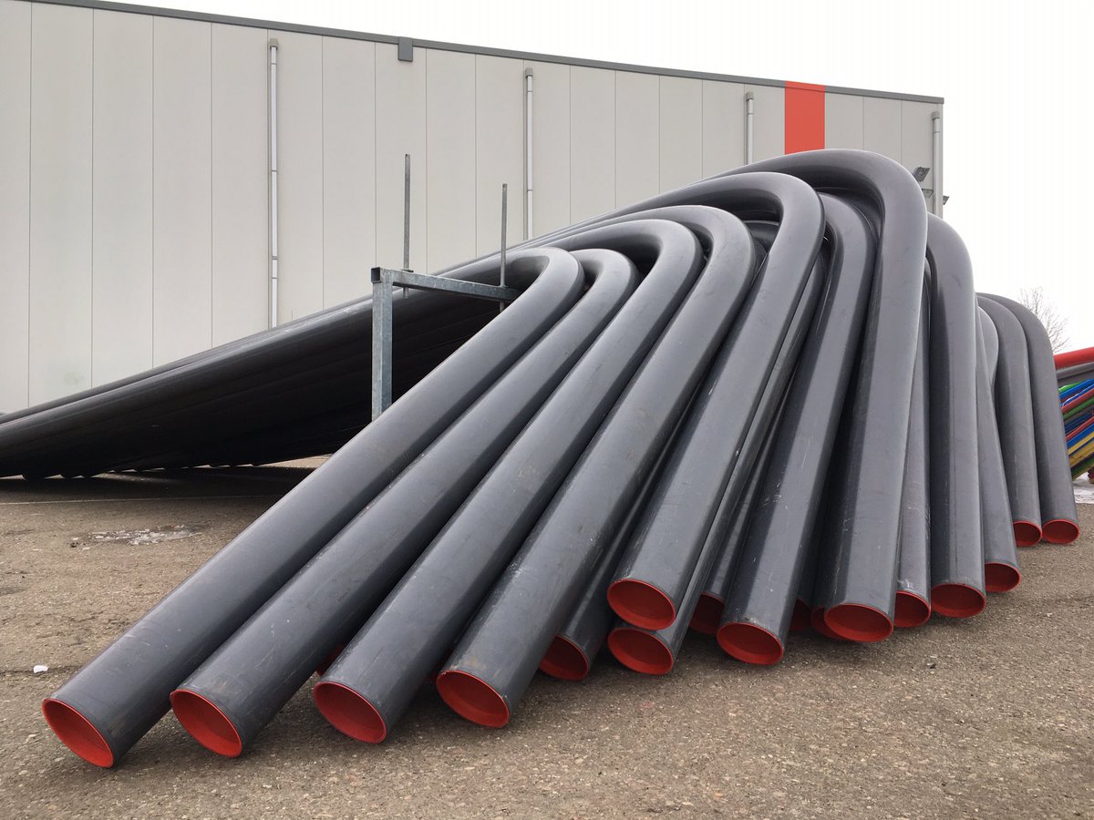 Bent u opzoek naar #getrokken PVC #bochten 200mm, dan bent u bij <a href="/Beutech/">Beutech K & B</a> aan het juiste adres. Inmiddels liggen deze bochten standaard op voorraad bij ons! ➡️ beenlengtes: 1200x1200mm t/m 1200x4000mm ➡️ radius: 1050mm &amp; 1500mm.
#getrokkenbochten200 #doorvoerbocht #maatwerk
