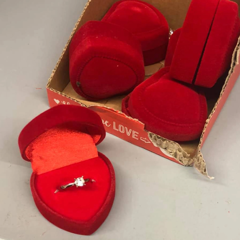 The Daily Cut 💎 Boucheron unveils modern Maharaja high jewels; Bvlgari builds on Diva's Dream; Asda is selling £1 engagement rings - mailchi.mp/b57d96b8a680/t…