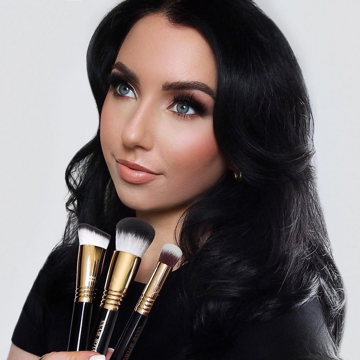SigmaBeauty's tweet photo. Surprise! Introducing the Sigma x @Taylorwynn Face Trio Set 🖤Enjoy this limited-edition set, created just for you, featuring 3 brand new face brushes created by Taylor, herself: 

✨ Dense Powder
🌟 Smooth Undereye
💫 Concealer Coverage

Shop now: https://t.co/K9f1Ze8p9P https://t.co/7tP6O972IL
