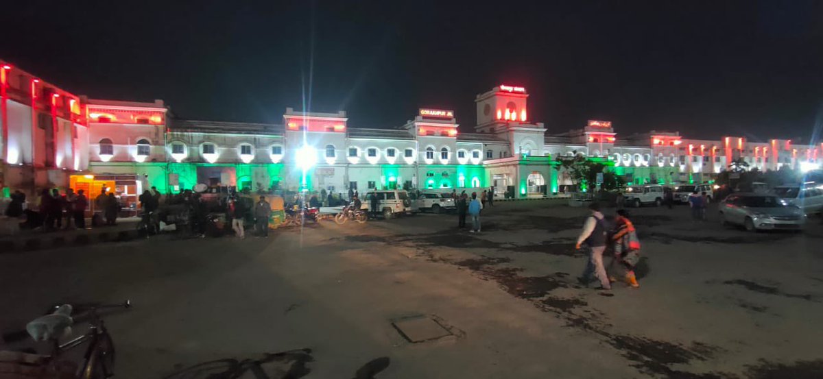 RailMinIndia's tweet photo. 73वें गणतंत्र दिवस की पूर्व संध्या पर उत्तर प्रदेश का गोरखपुर रेलवे स्टेशन रौशनी की चकाचौंध से सराबोर।
#AmritMahotsav 
#RepublicDay2022
#RepublicDay https://t.co/IwmnKlAtTI