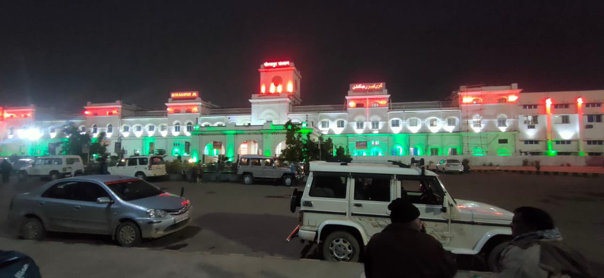 RailMinIndia's tweet photo. 73वें गणतंत्र दिवस की पूर्व संध्या पर उत्तर प्रदेश का गोरखपुर रेलवे स्टेशन रौशनी की चकाचौंध से सराबोर।
#AmritMahotsav 
#RepublicDay2022
#RepublicDay https://t.co/IwmnKlAtTI