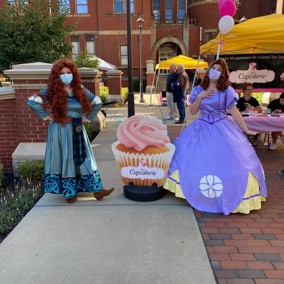 AMOM_WVU's tweet photo. Every Princess, big and small, loves cupcakes!! πππ«
#amom #amomentofmagic #bravestrongfearless #amomwvu https://t.co/qIixSu0Lyq