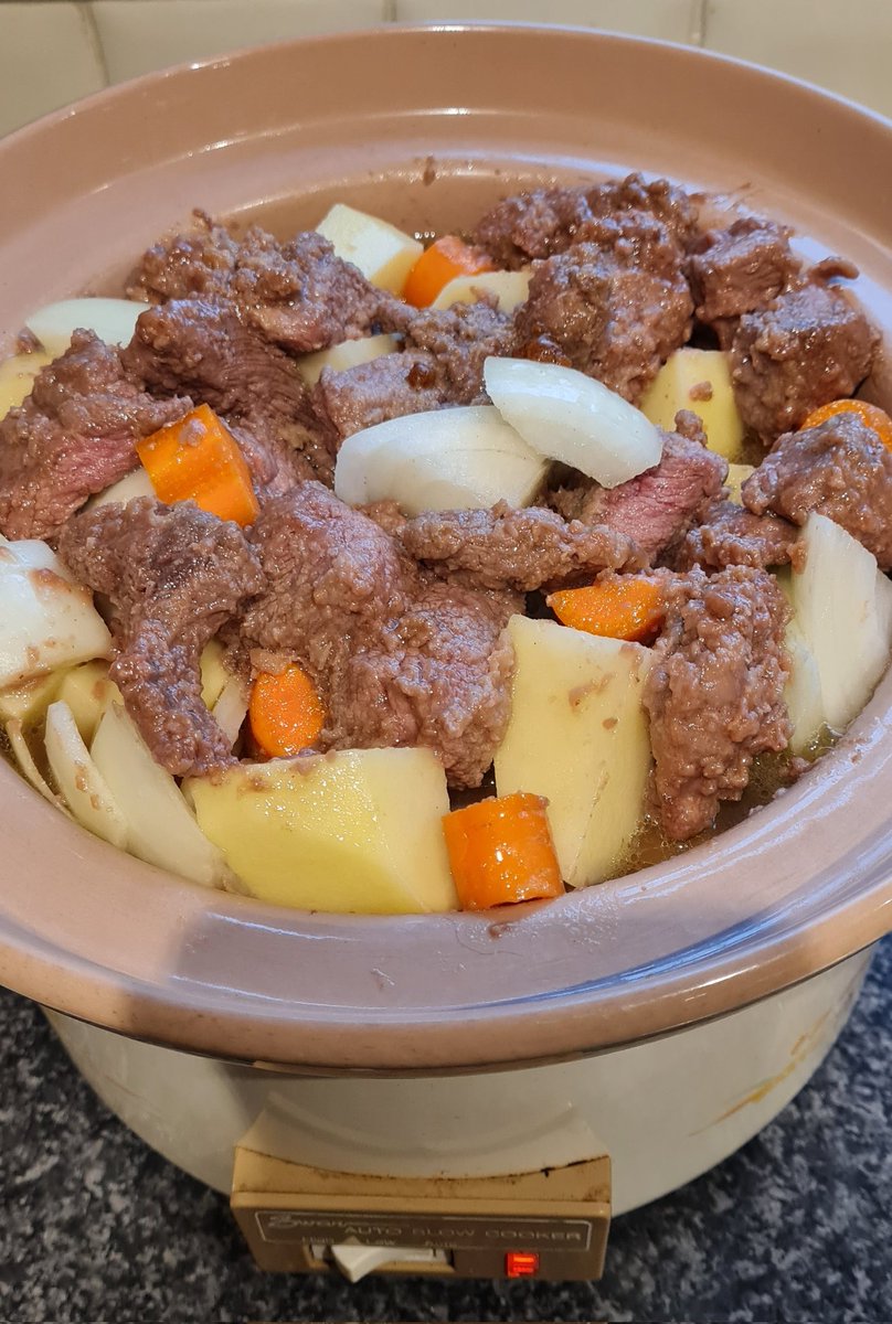 no1sunkfarmer's tweet photo. Tomorrow's dinner today..Slow Cooker #RowleyBeef English Potatoes,Onions Carrots some home prepped beef stock and local @greatnewsome beer @alison_woodall @AnnaLongthorp butchery #biteintobritish @BiteintoBritish #localbritishbeef Will make the dumplings tomorrow.. https://t.co/P8TAc2wMrf