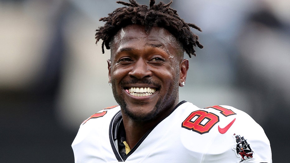 MsFaceDownAssUp's tweet photo. Last night I saw a #WR body another #WR.  #IAmAthlete.  My homie @AB84 was on point from start to finish.  #MentalWEALTH.  #MiamiBest  Not willing to sacrifice his integrity.  Would rather get out than sell out.  #Respect.  A lot of Black NFL players need to take notes. https://t.co/Uuguyjbhf6