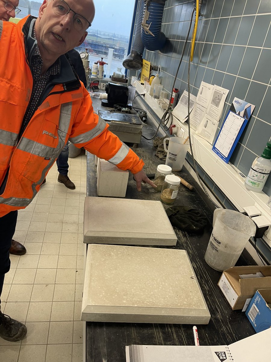 Beoordeling van de kleur van het beton vlgs CUR methodiek voor kunstwerken verbreding Hoge Ring in Almere. Gebr. van der Lee  <a href="/AnteaGroupNL/">Antea Group NL</a> <a href="/Arc2architecten/">Arc2 architecten</a> @vanderpouw