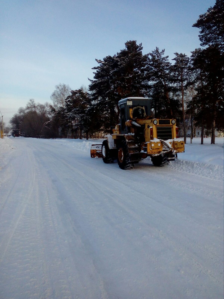 25 января в с.п.Рождествено на дорогах школьного маршрута проводились работы по расширению и выравниванию дорожного полотна.