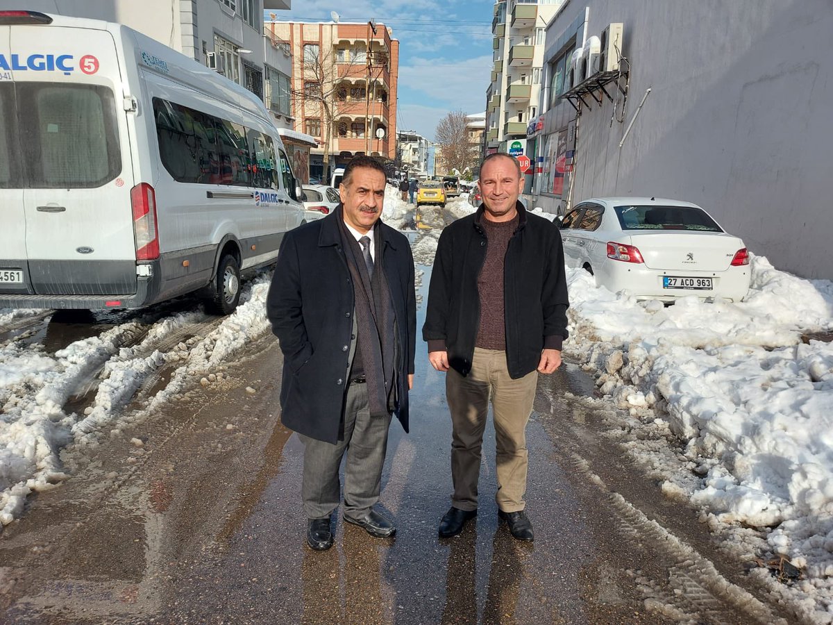 Şahinbey Belediyesi olarak karları kürüyor, yolları açıyoruz 23 Nisan Mahalle Muhtarımız  Cuma Taşdoğan ile çalışmalarımızı yerinde inceledik