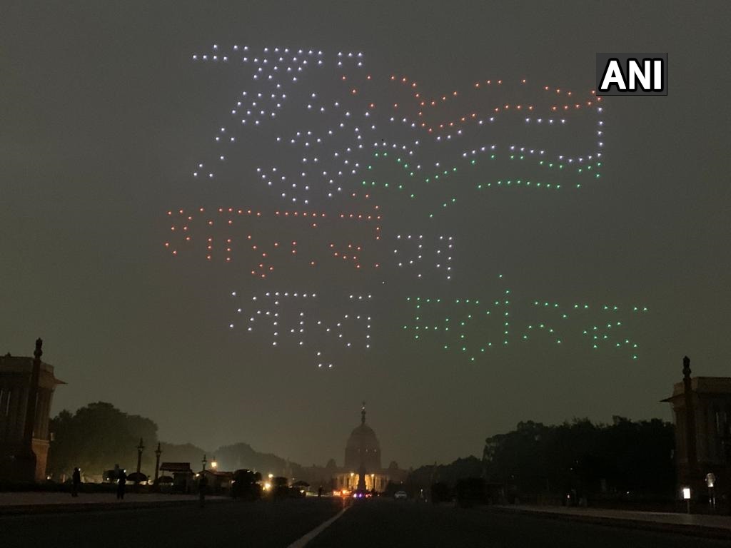 Delhi: On the eve of #RepublicDay2022, 1000 Made in India drones make different formations as a part rehearsal for the Beating Retreat ceremony, at Vijay Chowk