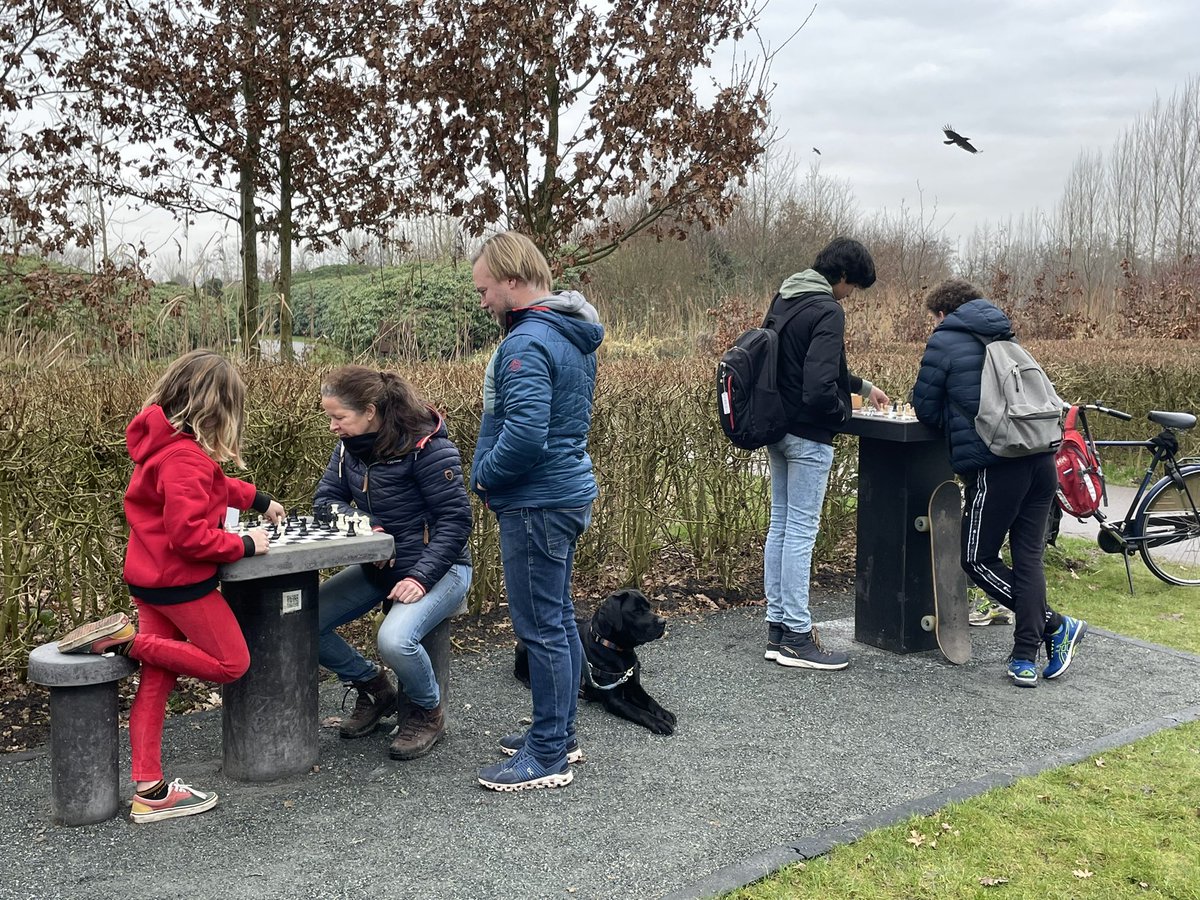 jmedinamolina's tweet photo. Er schaken relatief weinig meisjes/vrouwen bij de schaakverenigingen. Vía de schaaktafels in parken wordt het schaken veel zichtbaarder, toegankelijker en vanzelfsprekender gemaakt. #UrbanChess https://t.co/uhe4kl4nP2