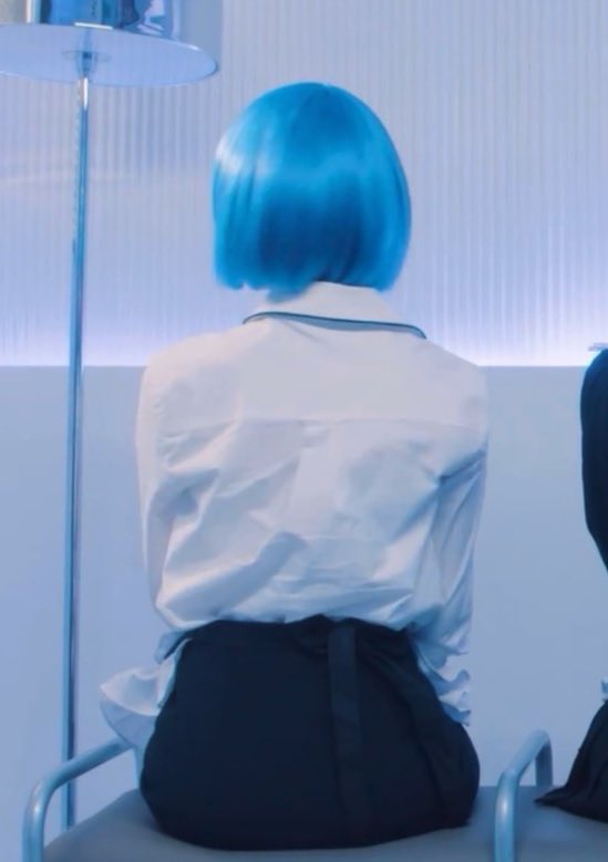 이얼굴로...                        이런 분위기개쩌는 곳에
                                          이런.. 밥밥머리