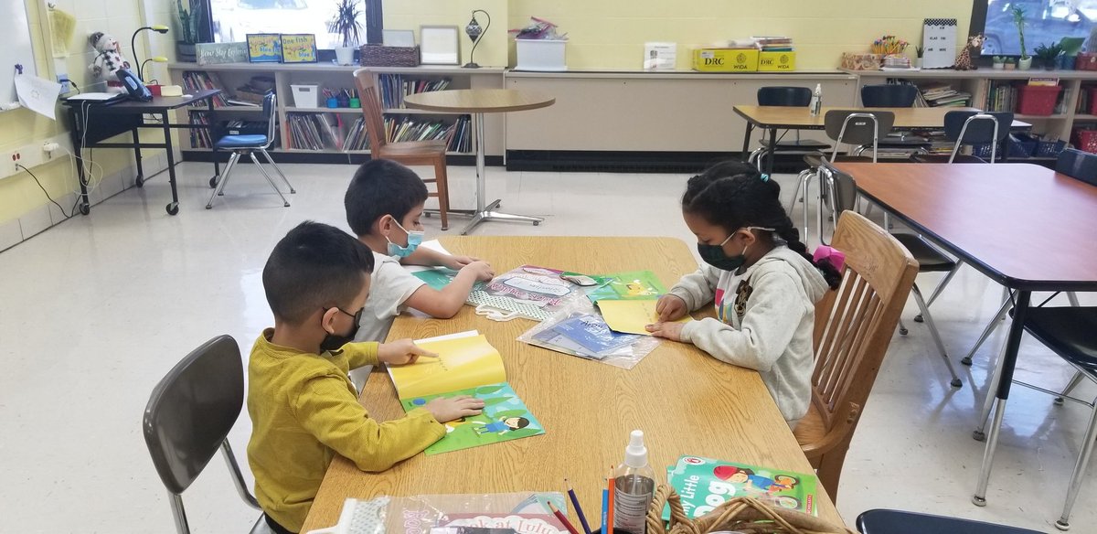 Enjoying new guided reading books.  <a href="/angiegoetz_el/">Angela Goetz</a> thank you!  <a href="/D123Hannum/">D123 Hannum</a> #d123 #Kinderchat