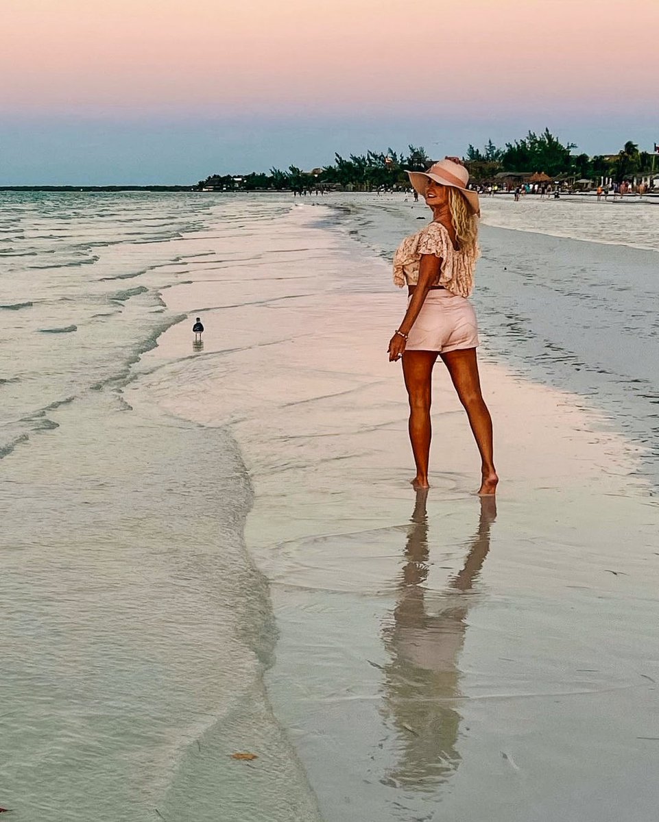Come2Mexican's tweet photo. Estas son las 3 mejores opciones para descubrir y disfrutar de #Holbox🌊🌴
¡No olvides acompañar tu experiencia con una refrescante e inigualable agua de coco del Caribe Mexicano!🥥 https://t.co/fk3WjVyEqu