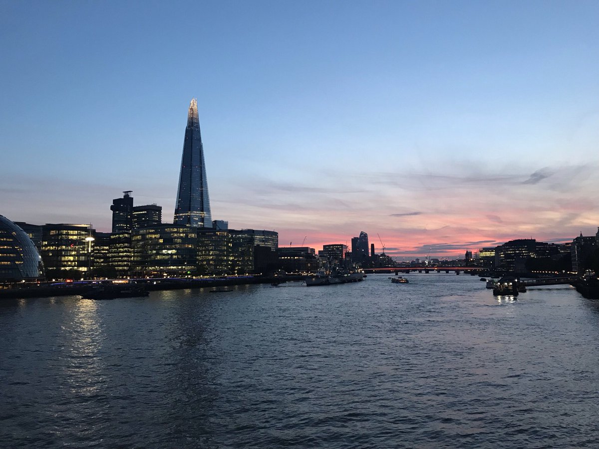 Is London the prettiest or is London the prettiest? 💐 

#london #londonlife #unitedkingdom #londonphotography #shard #england #londontravel #travellondon #travel #travelphotography #thames #skyline #londonskyline #travelblogger #worldthrougherica #traveblog