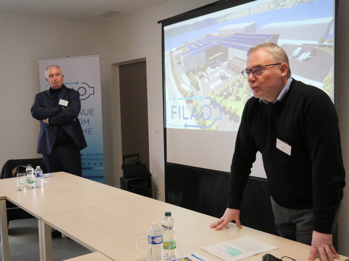 wborsus's tweet photo. Présentation du projet #FILAO : 1ère usine belge de recyclage de bouteilles PET à #Couillet qui recyclera 40.000t de déchets plastique /an. Un très bel exemple d'#economiecirculaire : 80% des bouteilles plastique collectées en Belgique vont servir à en fabriquer de nouvelles ♻️ https://t.co/59LMTrEMfL