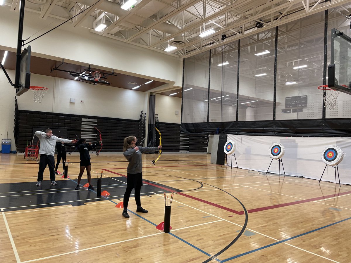It’s #Archery week here ⁦<a href="/STAOakville/">STA Oakville</a>⁩ in #PhysEd … happy to have this amazing equipment and our Outdoor Ed teacher ⁦<a href="/Alderson36/">Chris Alderson</a>⁩ share his expertise with our grade 9 classes 🏹 🎯