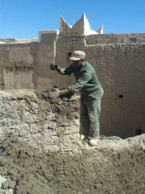 MaLiCH2020's tweet photo. Our team from Ghadames City Promotion and Development Authority #GCPDA had started #surveying &amp; #documenting #traditionalCrafts including traditional building techniques essential to z maintenance and conservation of the mud building of the #WorldHeritage site #Libya 
@hiba_arch https://t.co/PTLnzj9oFQ