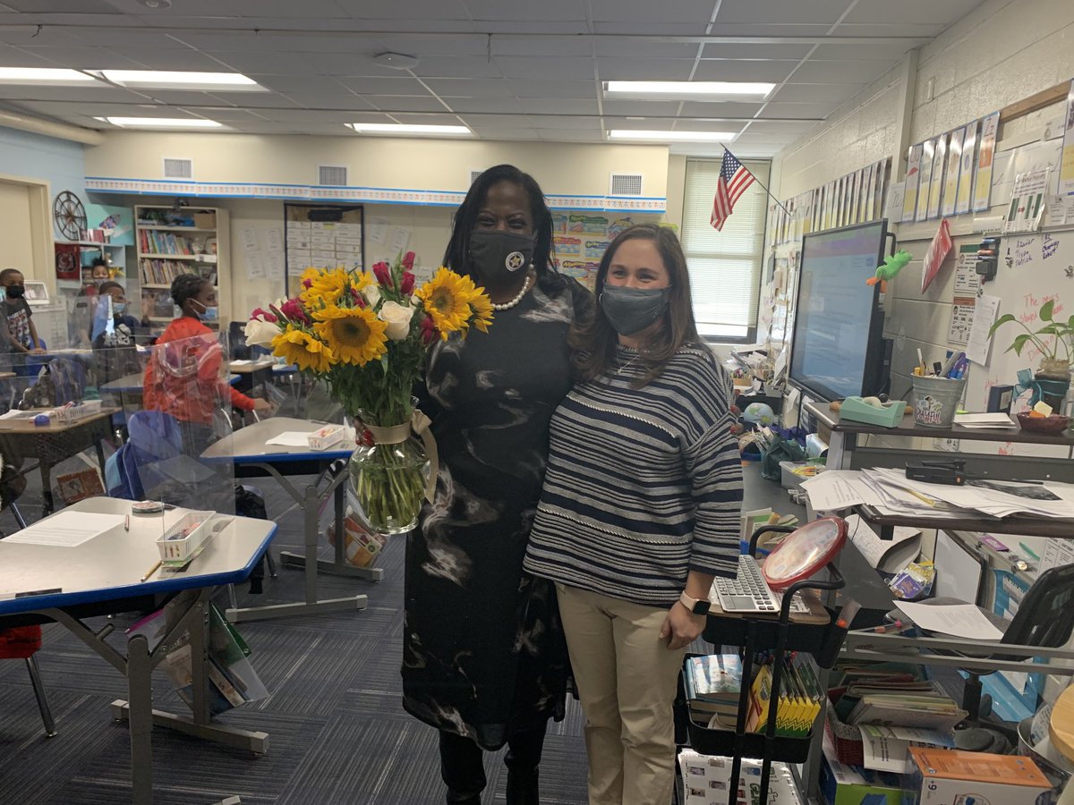 ConderStars's tweet photo. Congratulations to our 2022-2023 TOY, Ms. Mironda Perkins! We are thankful for her dedication to our students and proud to have her represent ⁦@ConderStars⁩! #premier ⁦@PaulaChina1⁩ ⁦@TammerRoberts⁩ ⁦⁦@rbhenderson_7⁩ ⁦@MsPerkinsPals⁩ https://t.co/d5a7kyWuEk