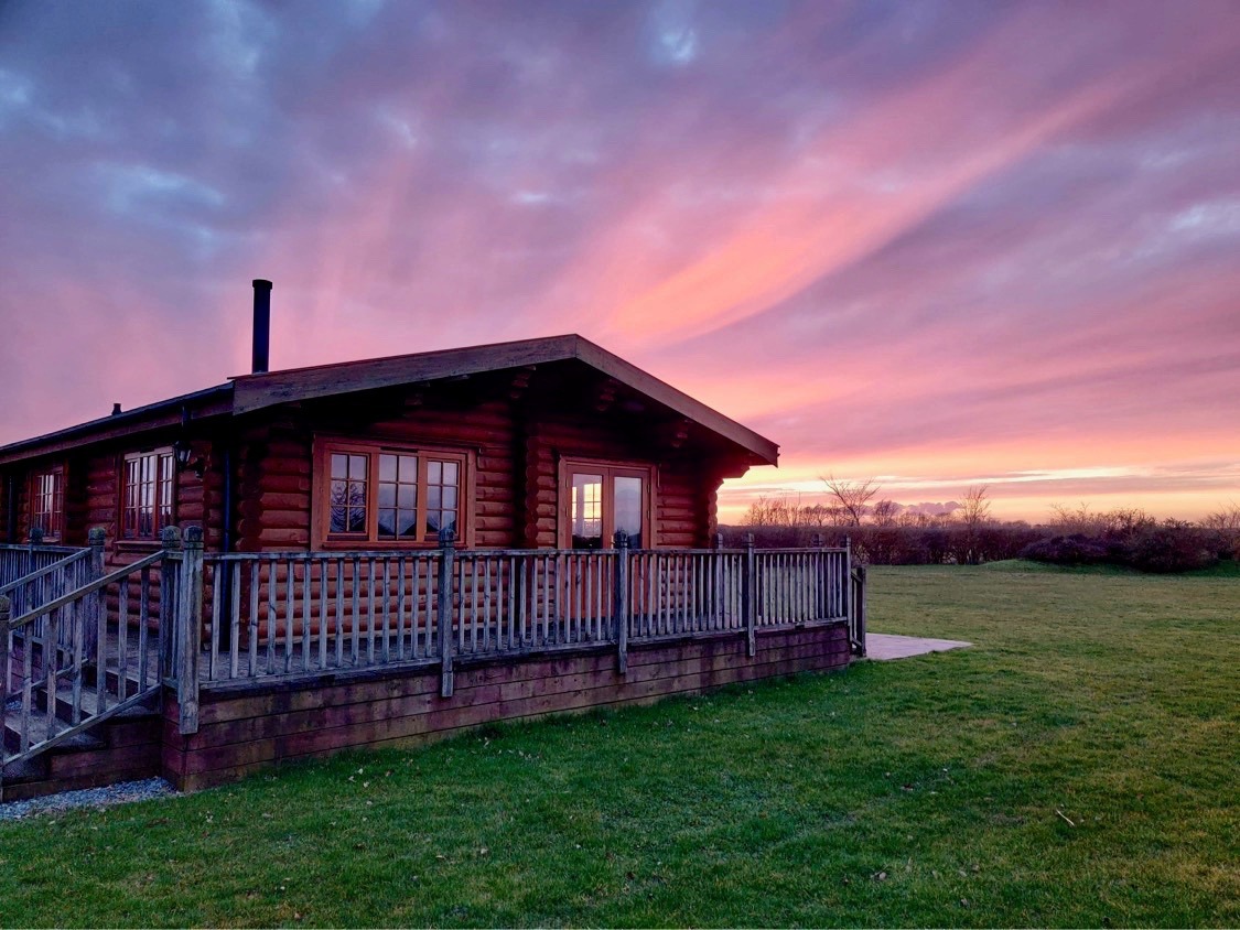 WeAcceptPets's tweet photo. For a cosy log cabin experience with delightful views book a stay in one of @windmilllodges These dog-friendly holiday homes have their own private hot tub.
https://t.co/kqVQ9sUXLZ
#Saxtead #Woodbridge #Suffolk #SelfCatering #LogCabins #DogsWelcome #Luxury #HotTub https://t.co/qOFB8BduDg