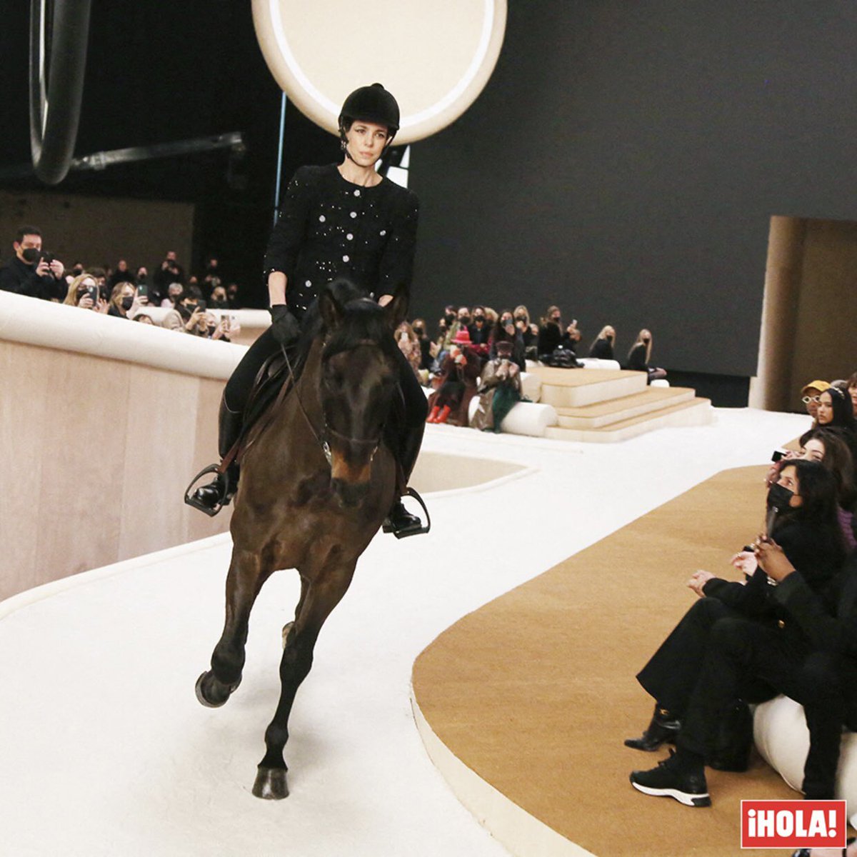 Charlotte Casiraghi debuta como modelo de pasarela para <a href="/CHANEL/">CHANEL</a> … ¡montada a caballo!🏇🏻