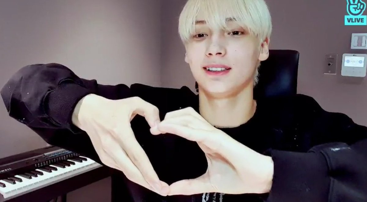 lovelyhuenings's tweet photo. huenings doing the beomgyu heart <3p https://t.co/jnbIa7whe0