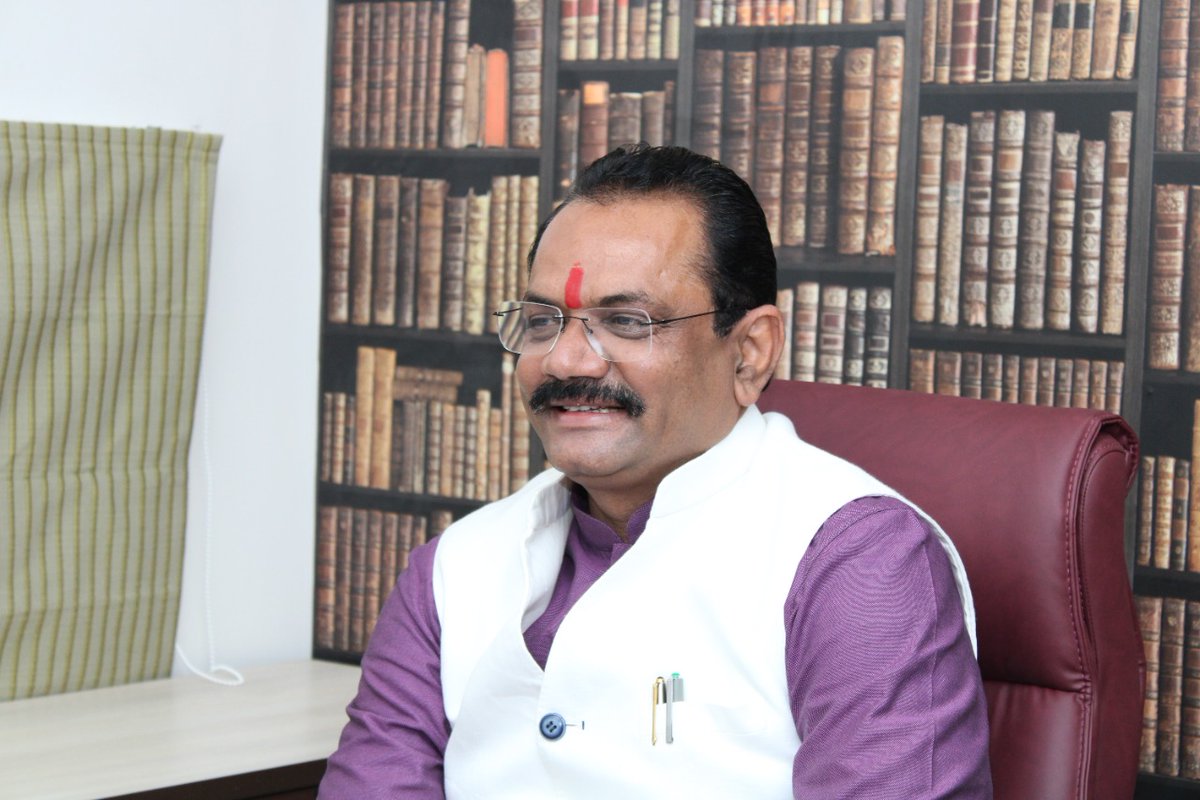 hardev_vala's tweet photo. આવતી કાલે મારા ઘરે #વિદ્યાસહાયકના વધામણાં નામનો કાર્યક્રમ રાખવામાં આવ્યો છે.
અને મિત્રો માટે ચા-પાણીનું આયોજન કરવામાં આવેલ છે.

સાથે શિક્ષણ મંત્રીશ્રીનો આભાર માનવા ઢોલ શરણાય પણ વાગશે.
@jitu_vaghani @PatilOffice 
@Janak_Sutariyaa @Anchor_Pankaj 
@DixitGujarat @nidhirpatel6 https://t.co/B5WfPuvn09