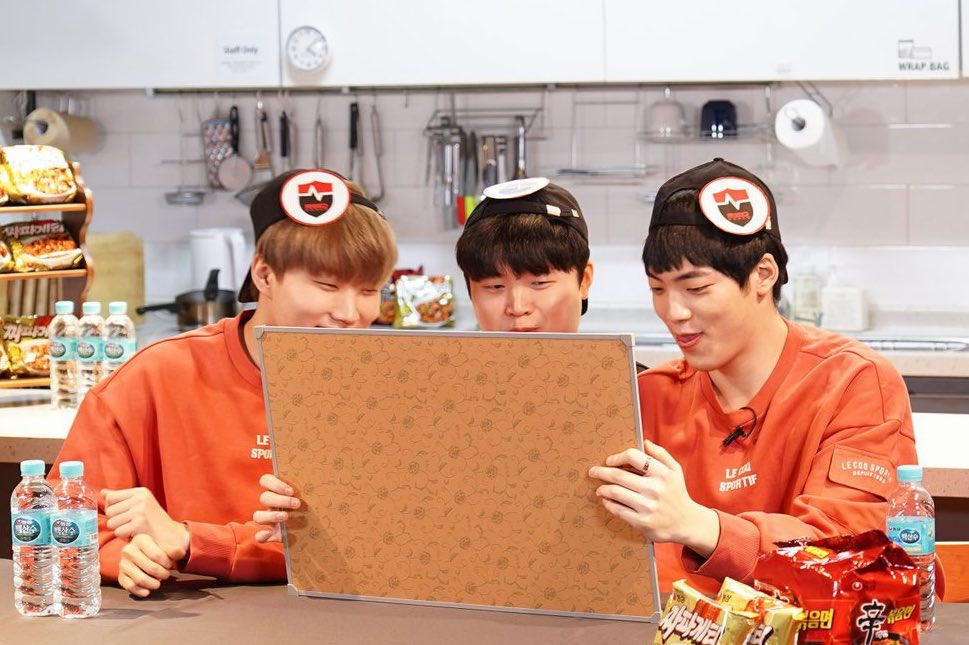 moongmu_'s tweet photo. 이 사진은 볼때마다 드는 생각이지만 뭔가 셋만 아는 엄청 재밌는 일 꾸미는 잼민이들 같아보��무ㅜㅠ 귀 https://t.co/JUdsye2Cli