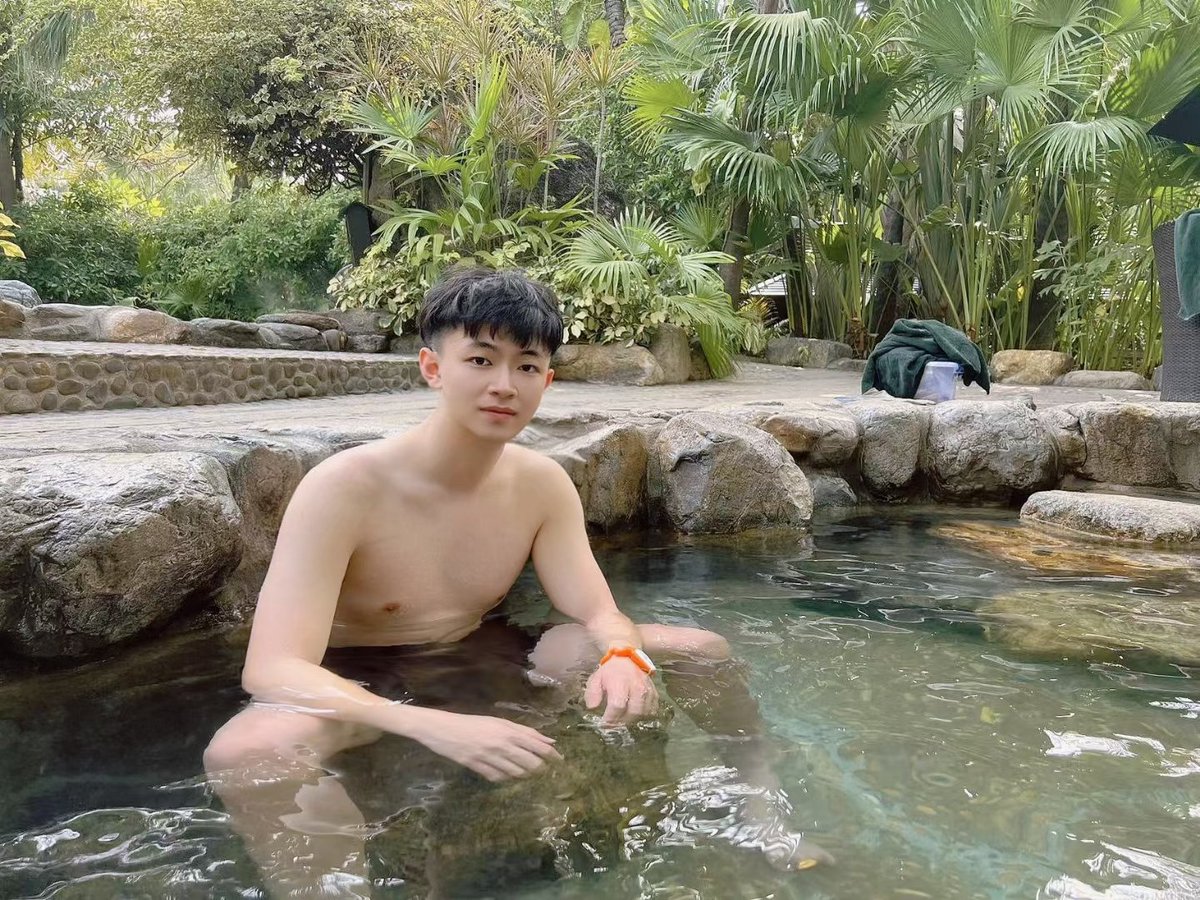 ChenBolton's tweet photo. 有一起泡温泉的嘛 #厦门 #男高中生 https://t.co/fAGzwhWvup