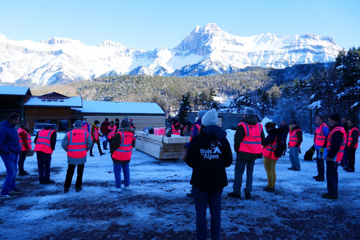 BoisDesAlpes's tweet photo. 📷Retour sur la journée dédiée à la #certification #BoisdesAlpes en @CDIsere.
@FiliereBois en partenariat avec @FiboisI @CoforAURA &amp; #BoisdesAlpes nous faisait découvrir la #scierie certifiée #Barthalay &amp; la #distillerie @HautesGlaces en #bois certifié.

🔎https://t.co/57pVrOTM2S https://t.co/8q3hFEU6YP