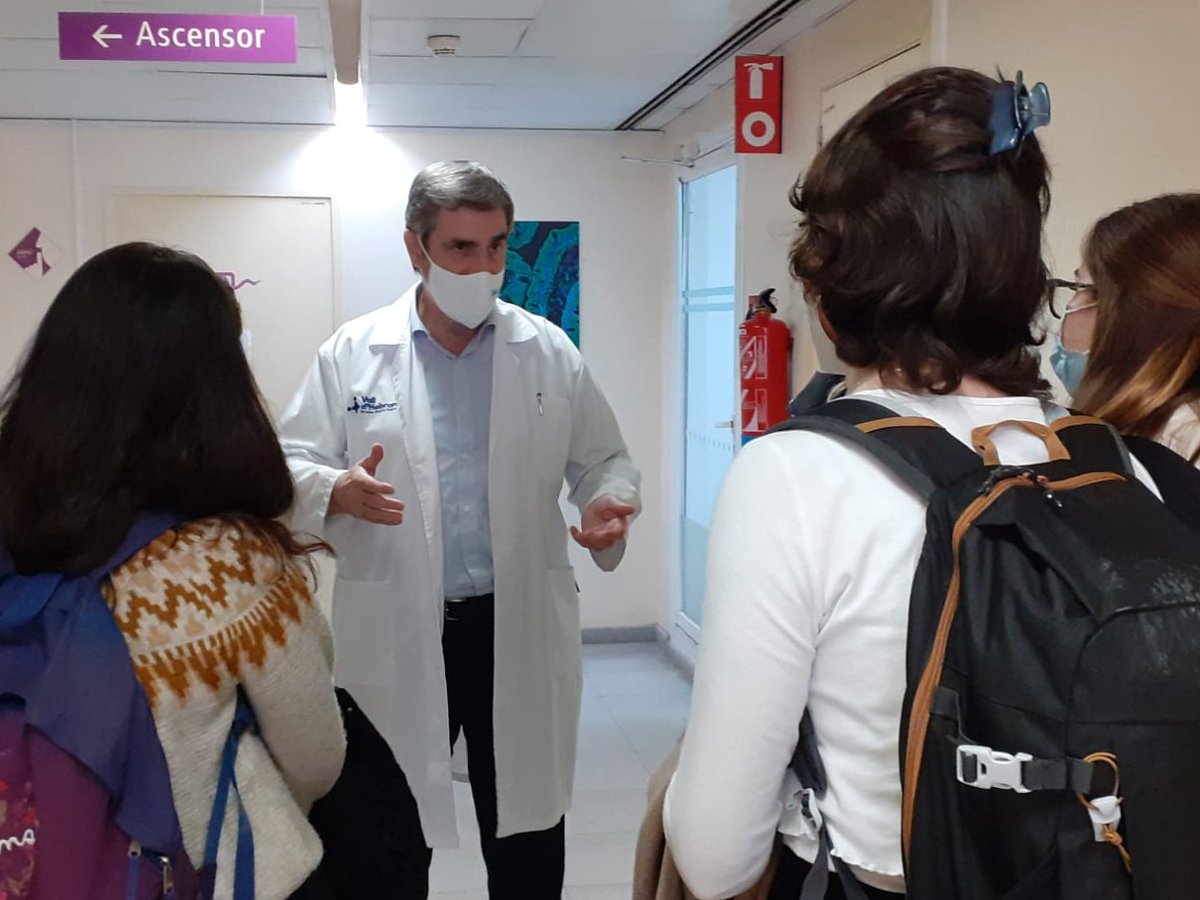 VHIR_'s tweet photo. Avui rebem la visita d'un grup de joves en el marc de les visites Explora! d'@infojoveBCN. Una oportunitat per conèixer sectors com la recerca i descobrir noves sortides professionals. El Dr. Josep Quer, investigador del grup Malalties Hepàtiques de #VHRecerca, els ha acompanyat. https://t.co/toKj3beoSl