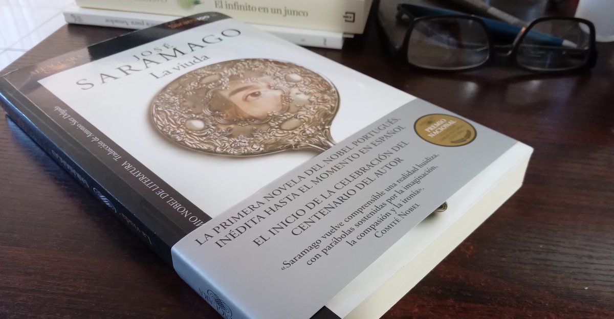 AlxLovera's tweet photo. Tengo la extraña manía que cuando un libro trae su faja, la guardo cuidadosamente, y una vez terminado de leer, volver a colocarla.
#TOC #TerapiaYa https://t.co/Zd2nOd2Gw9