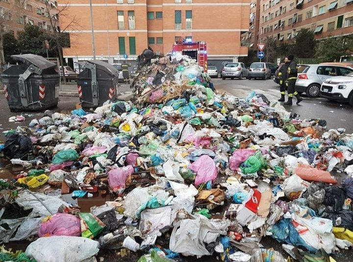 Ilviailvia's tweet photo. #Roma con #Gualtieri sembra #Palermo con #Leoluca.
Un mare di rifiuti stanno sommergendo la #Capitale d'#Italia e nonostante le promesse di Gualtieri, dopo 100 giorni ancora non si vede neanche la luce in fondo al tunnel. https://t.co/9KBqhuiaXS
