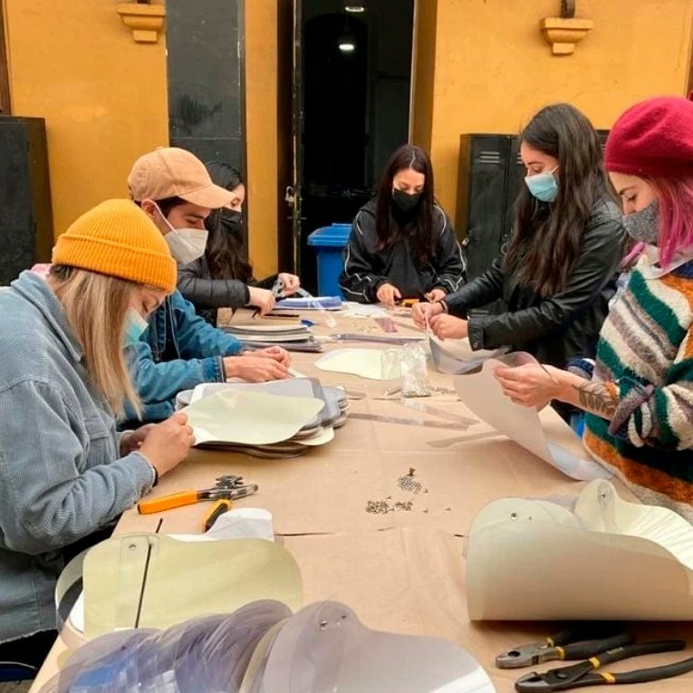👉🔴[ATENCIÓN] Campaña de Armado de Escudos Faciales para Hospital <a href="/uchile/">Universidad de Chile</a>. Se buscan voluntaries para armar los escudos,  el trabajo se realizará de manera presencial en la FAU con todas las medidas preventivas. Hasta el 5 de febrero.
Inscripciones: docs.google.com/forms/d/1TySeR…