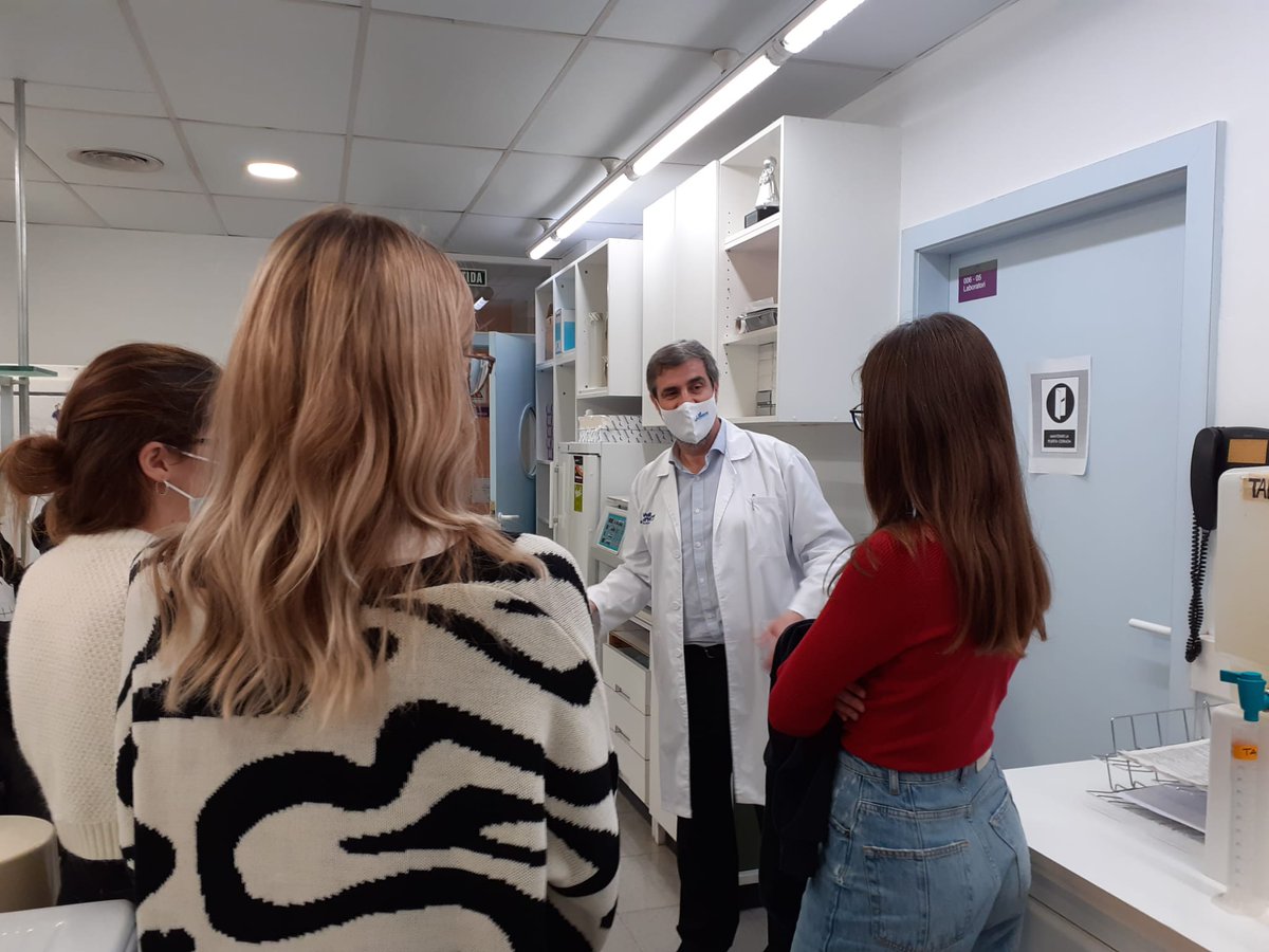 VHIR_'s tweet photo. Avui rebem la visita d'un grup de joves en el marc de les visites Explora! d'@infojoveBCN. Una oportunitat per conèixer sectors com la recerca i descobrir noves sortides professionals. El Dr. Josep Quer, investigador del grup Malalties Hepàtiques de #VHRecerca, els ha acompanyat. https://t.co/toKj3beoSl