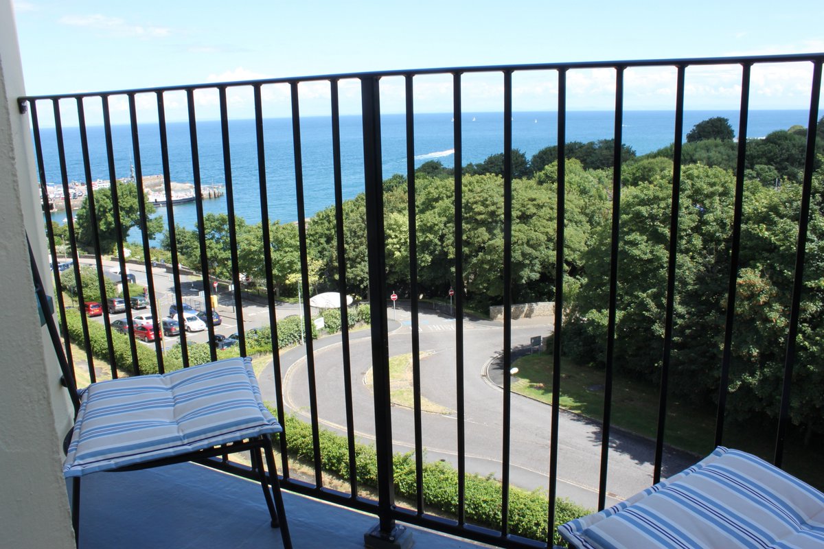 Perfect place to sit and watch the comings and goings in our picturesque harbour
#roomwithaview  #balconyroom #Verityview #stunningviews #staycation #bookdirect #Ilfracombe #Northdevon #visitilfracombe #visitnorthdevon  
ow.ly/EYKu50HBeVJ